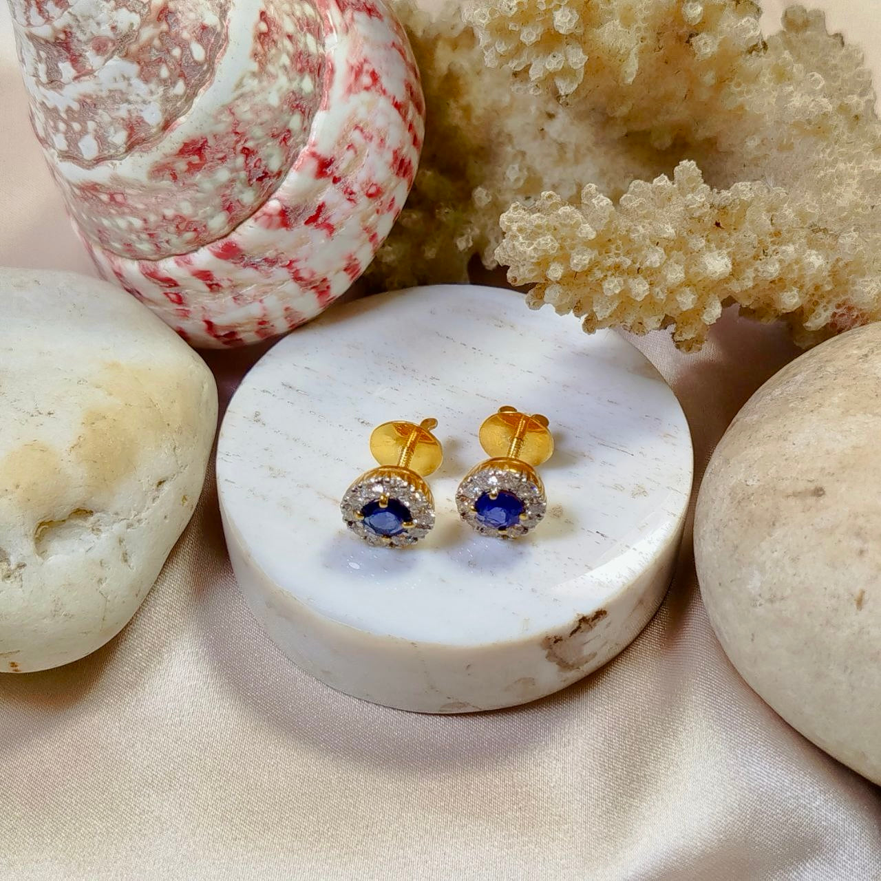 Brilliant 1.4 Carats Blue Sapphire with Diamond