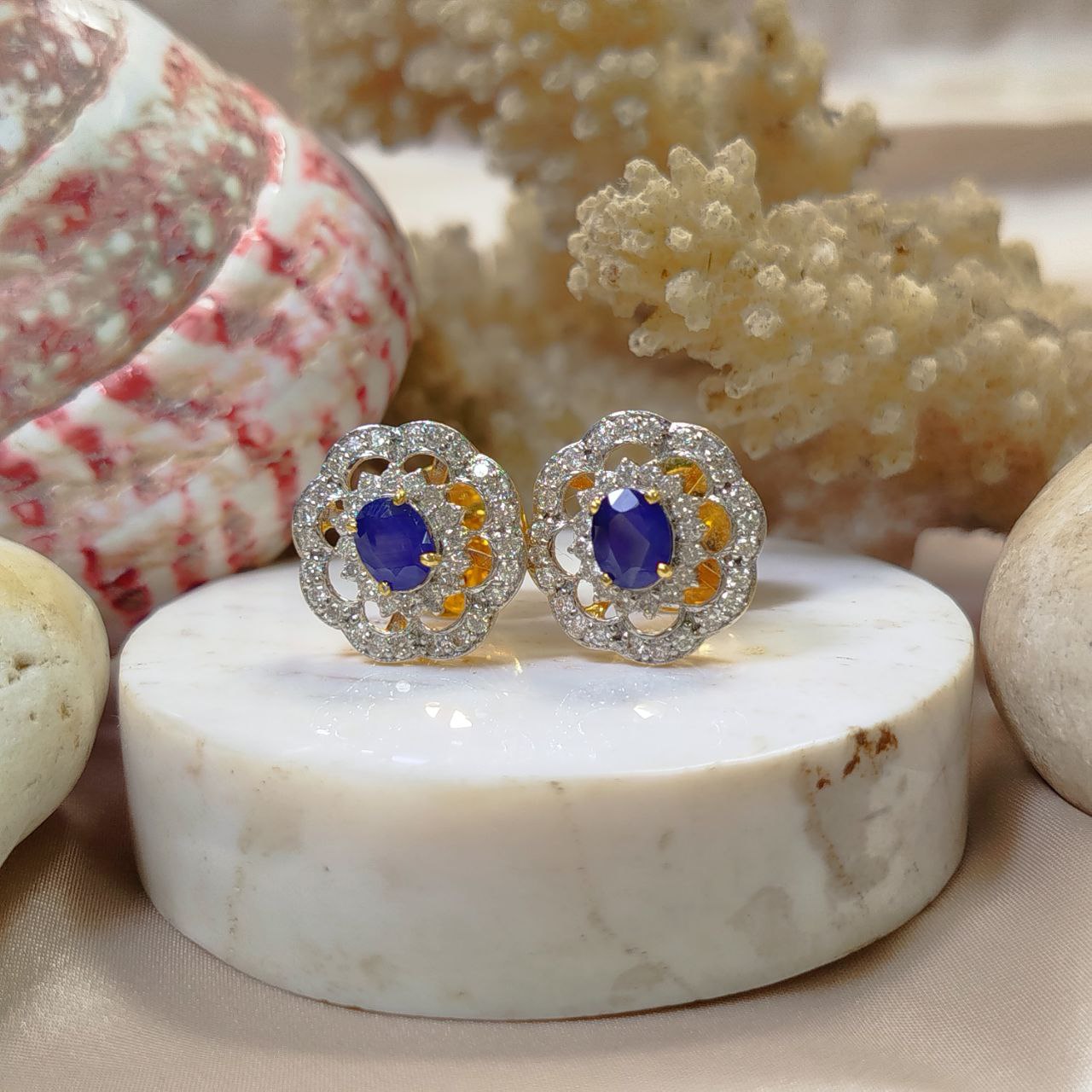 Brilliant 1.5 Carats Blue Sapphire with Diamond