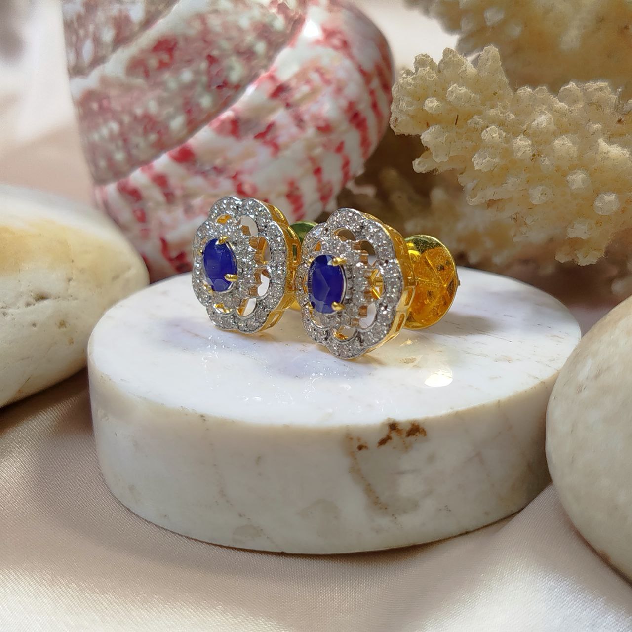 Brilliant 1.5 Carats Blue Sapphire with Diamond