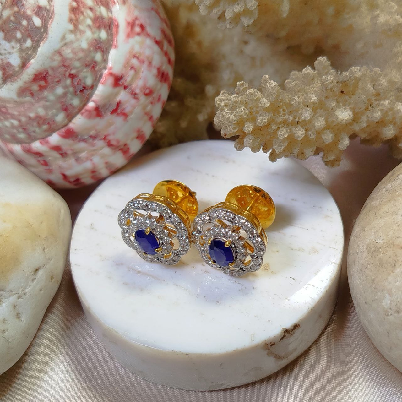 Brilliant 1.5 Carats Blue Sapphire with Diamond