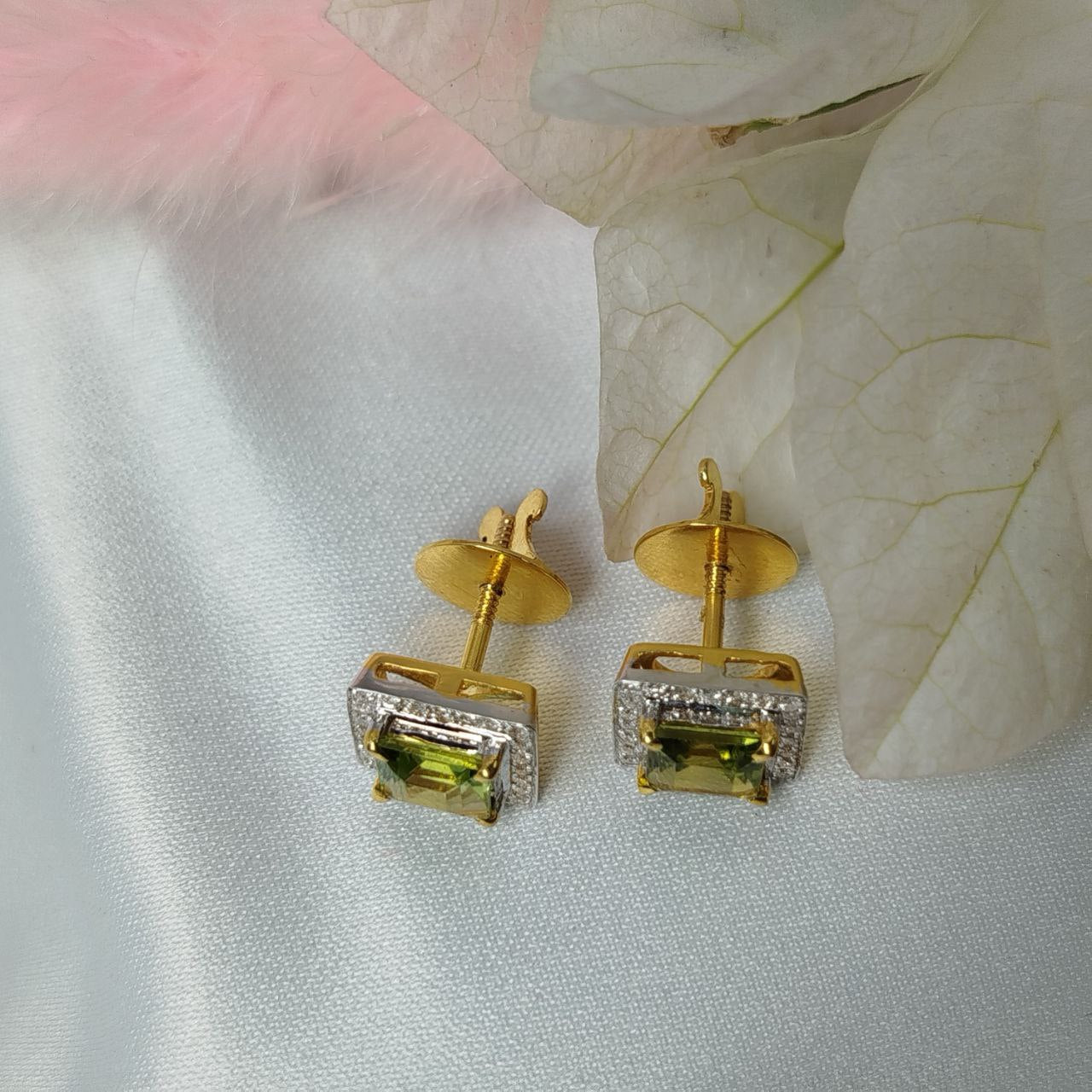 1.5 Carats Peridot and Diamond Earring