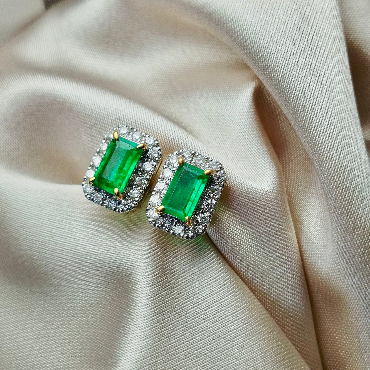 Columbia Emerald 0.7 Carats with Diamond Earring 18K Yellow Gold