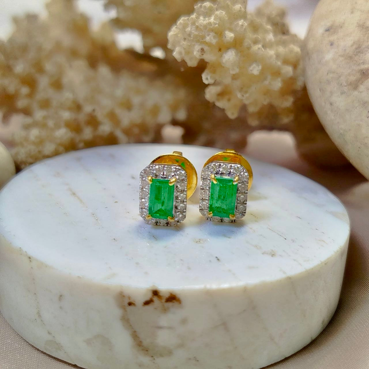 Columbia Emerald 0.7 Carats with Diamond Earring 18K Yellow Gold