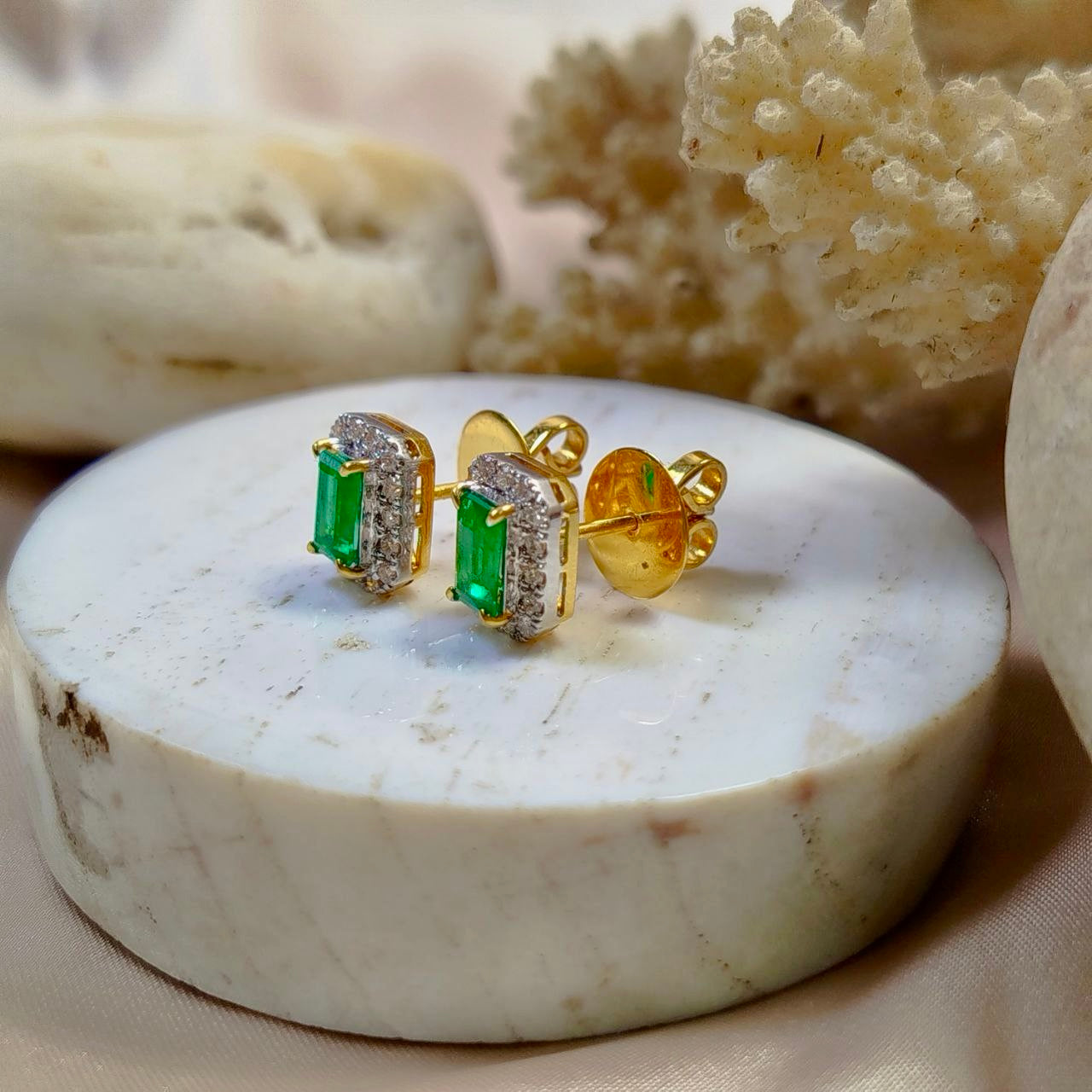 Columbia Emerald 0.7 Carats with Diamond Earring 18K Yellow Gold