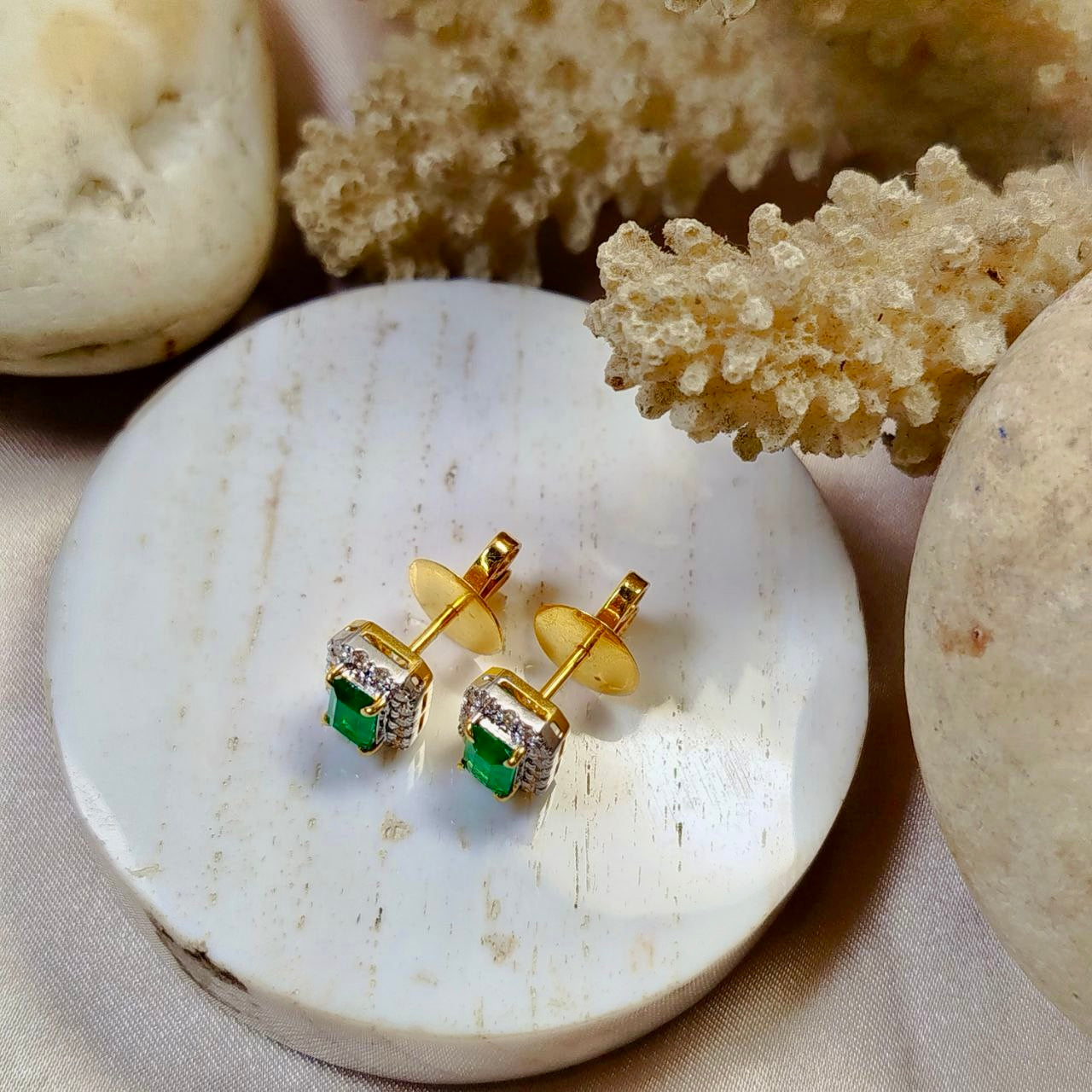 Columbia Emerald 0.7 Carats with Diamond Earring 18K Yellow Gold