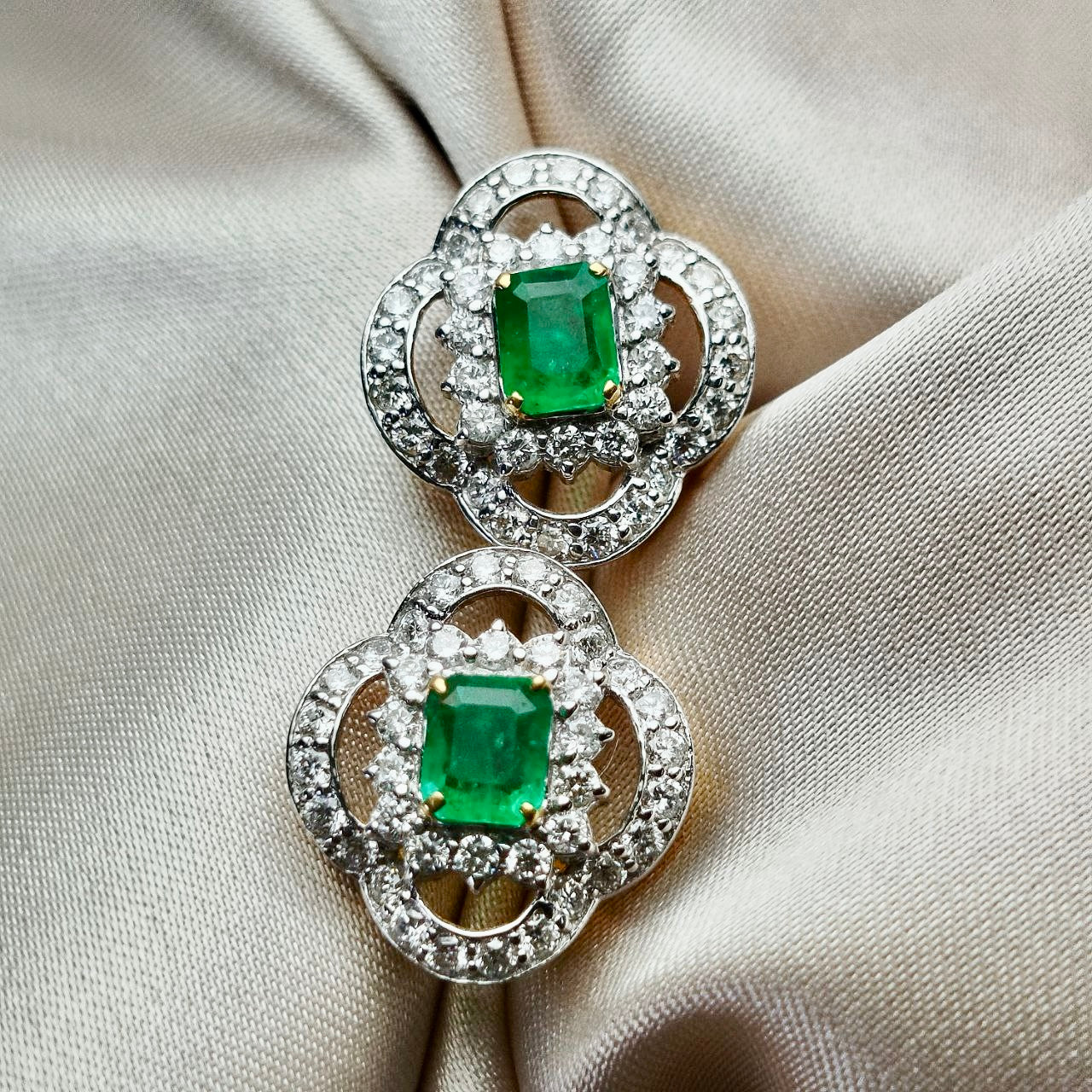 Columbia Emerald 0.6 Carats with Diamond Earring 18K Yellow Gold