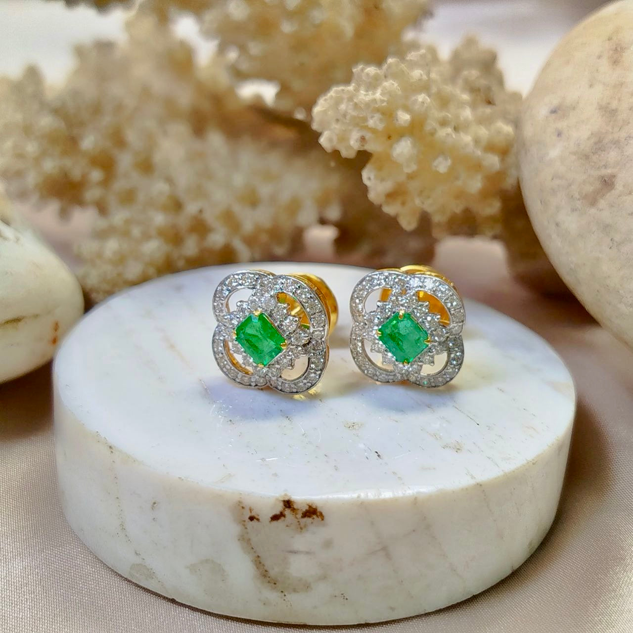 Columbia Emerald 0.6 Carats with Diamond Earring 18K Yellow Gold