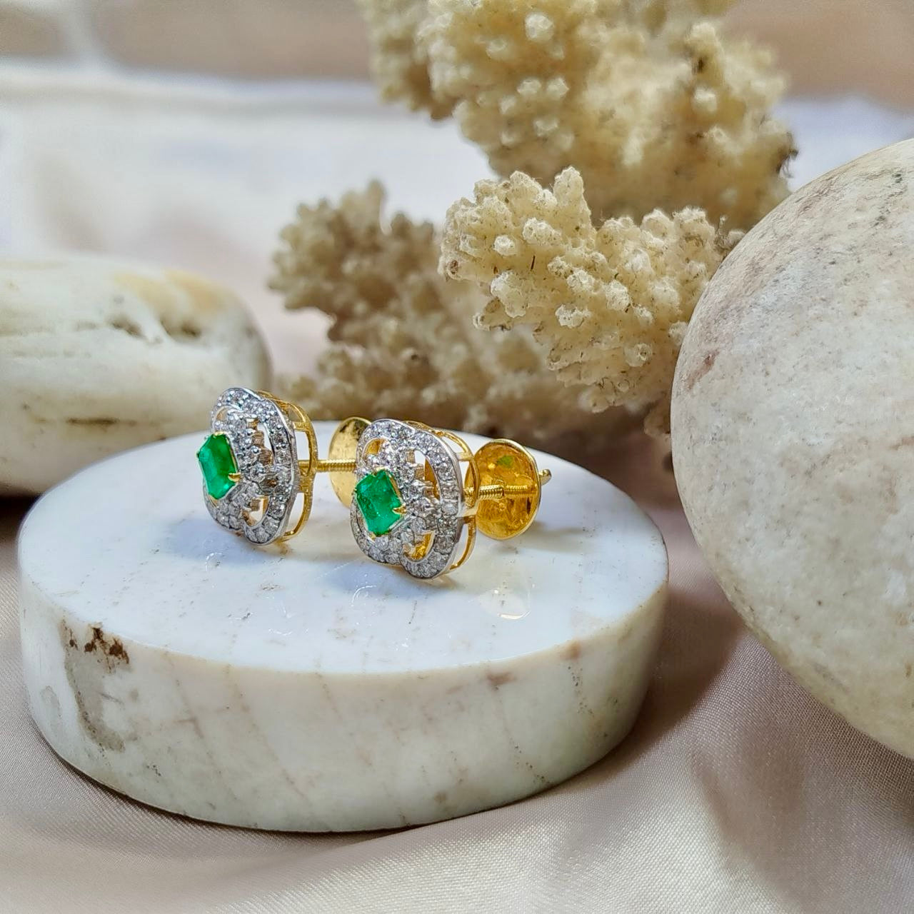 Columbia Emerald 0.6 Carats with Diamond Earring 18K Yellow Gold