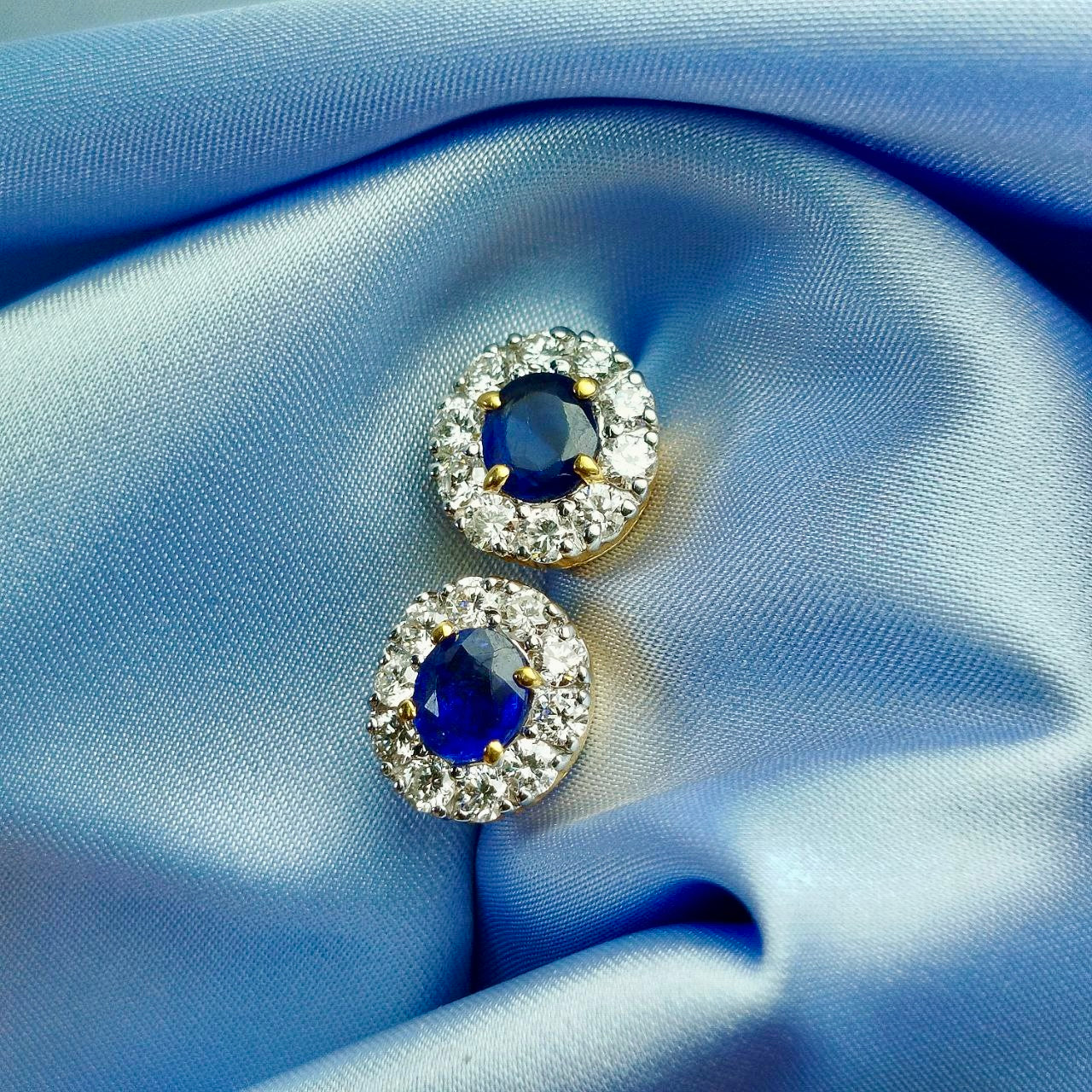 Brilliant 1.4 Carats Blue Sapphire with Diamond