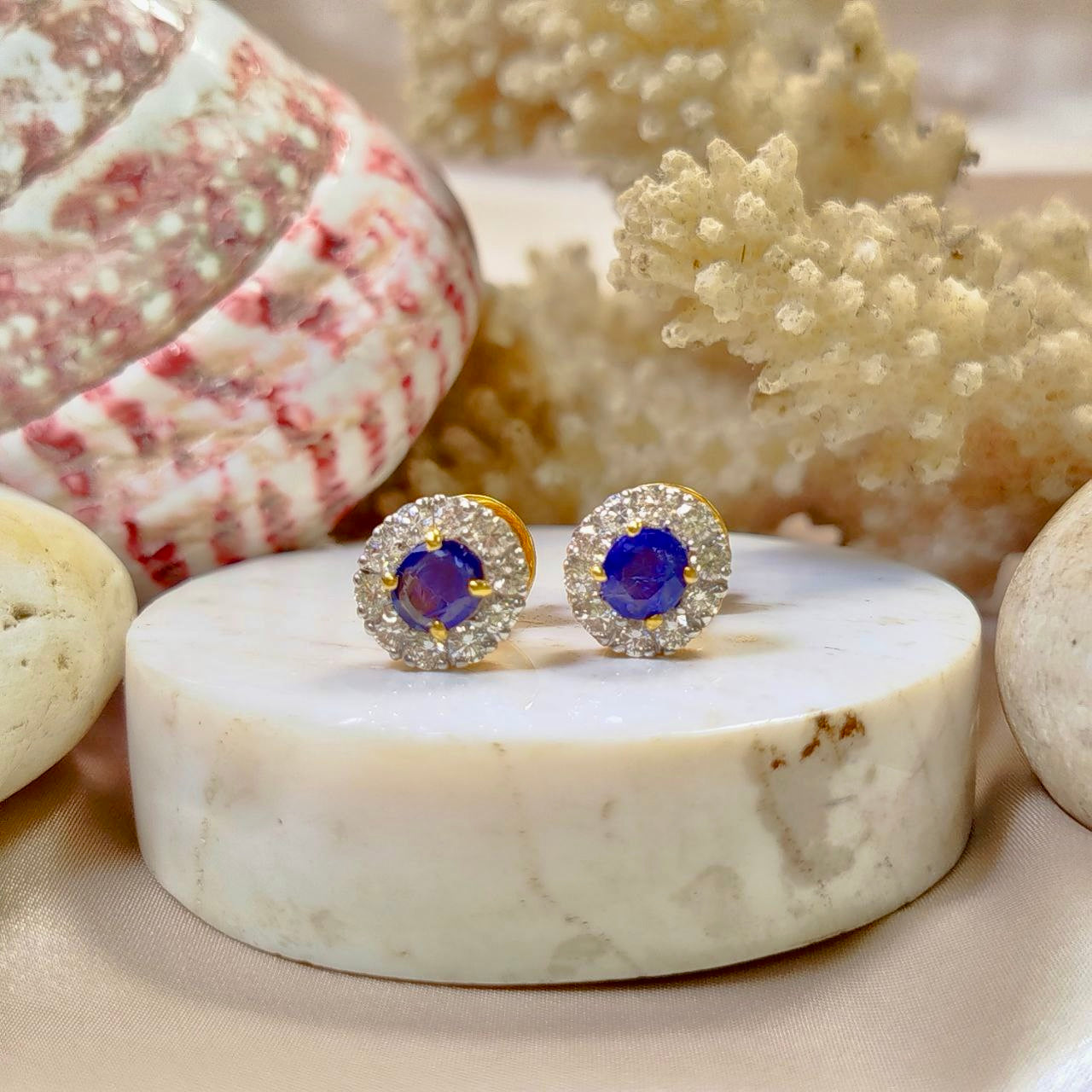 Brilliant 1.4 Carats Blue Sapphire with Diamond