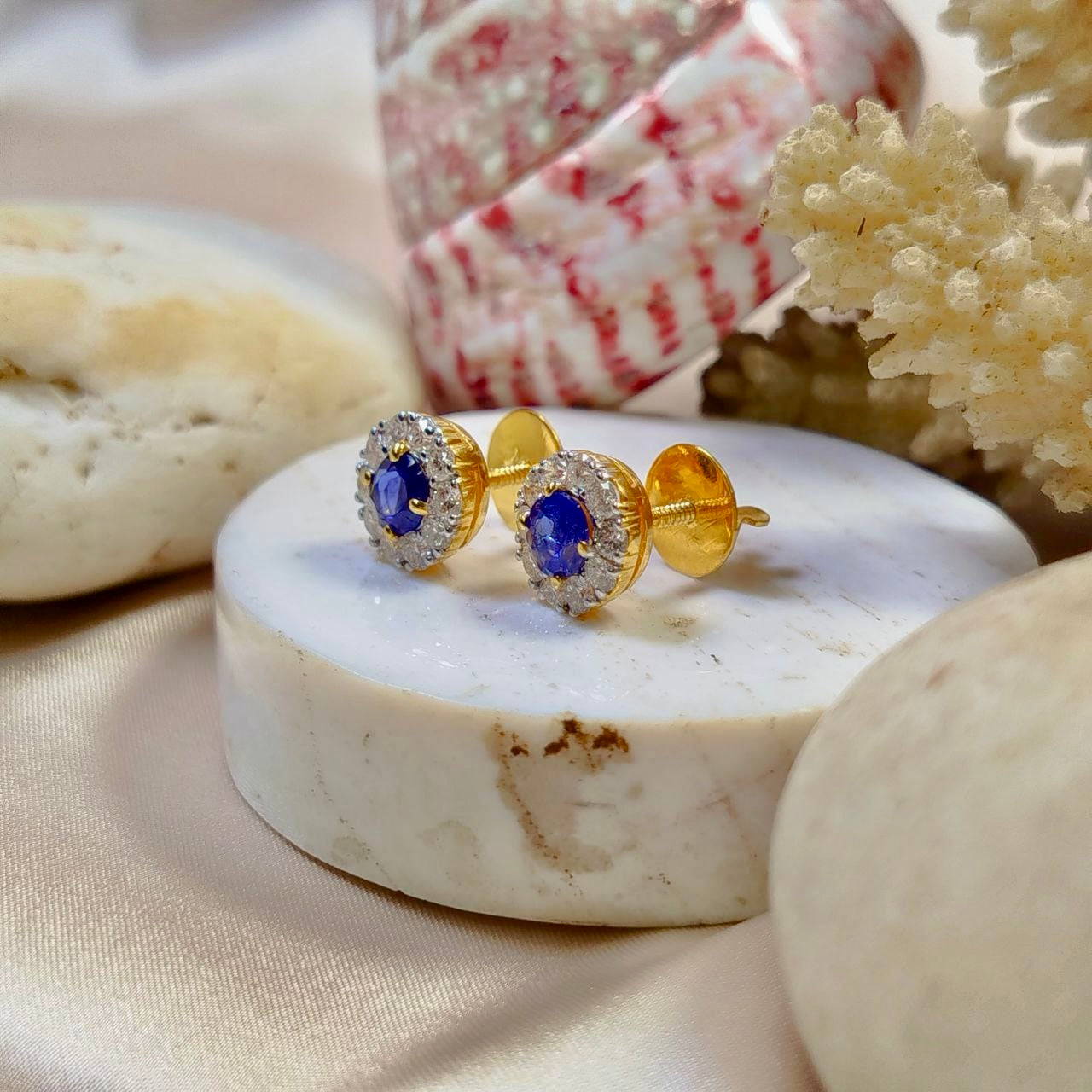 Brilliant 1.4 Carats Blue Sapphire with Diamond